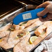 The Thermapen ONE’s automatic backlit display in cool white makes checking your temperatures in any lighting easy peasy. 

What’s on everyone’s menu this week? 🐟
.
.
.
.
#thermapen #teamtemperature #salmon #cooking #instacooking #ukfoodie #salmondinner